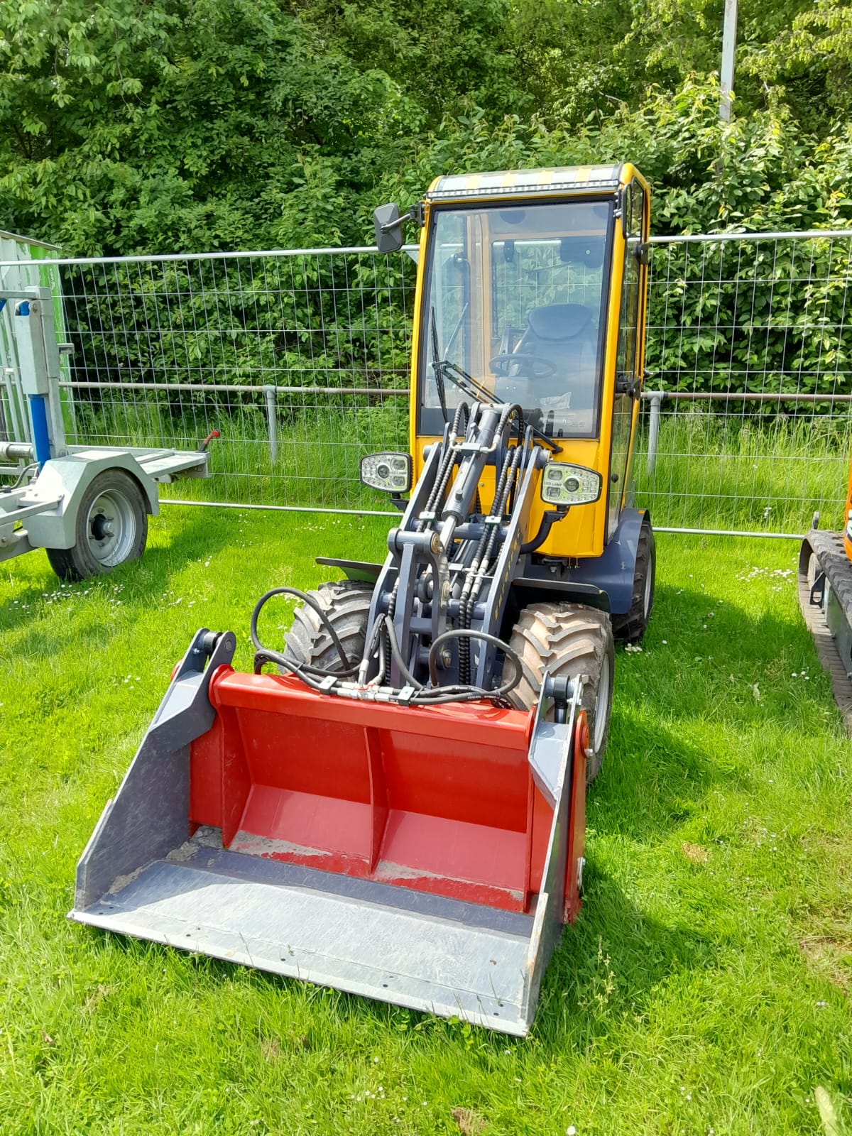 Radlader beim Materialtransport